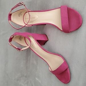 🆕️ BANDOLINO Armory2 Magenta Pink Faux Suede Ankle Strap Heel Sandals SIZE: 6M